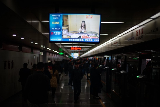 2017年11月2日，天津地铁的一块屏幕上，播放着某“大胃王”的一段视频。本文图片均由视觉中国提供