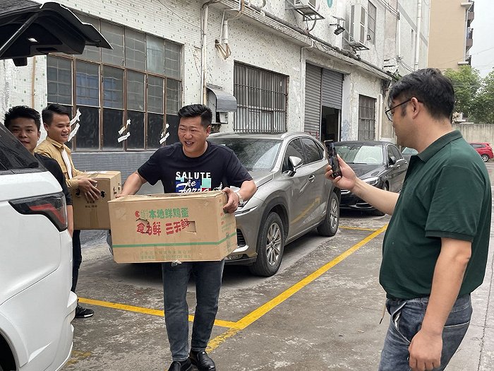 粉丝来访，张宏伟抱着他们送的土鸡。拍摄：徐诗琪