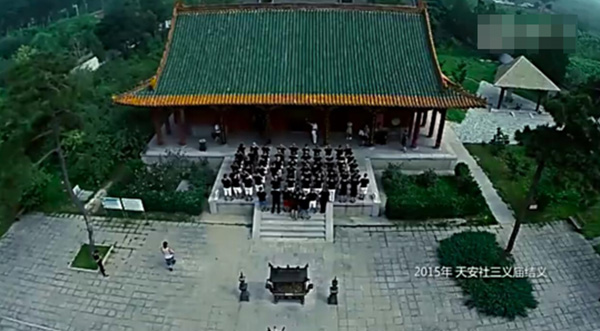 2015年8月9日，“天安社”成员在河北涿州三义宫结义。 上游新闻 图