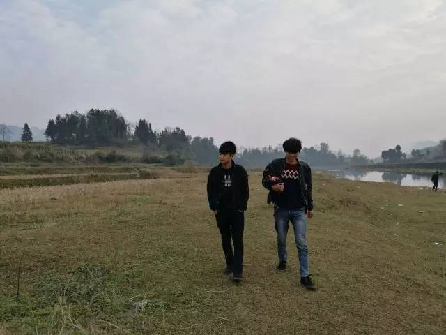 ▲12月31日，刘金（左）和徒弟金云刚在后山拍完一个段子，收工回家。新京报记者杨静茹 摄