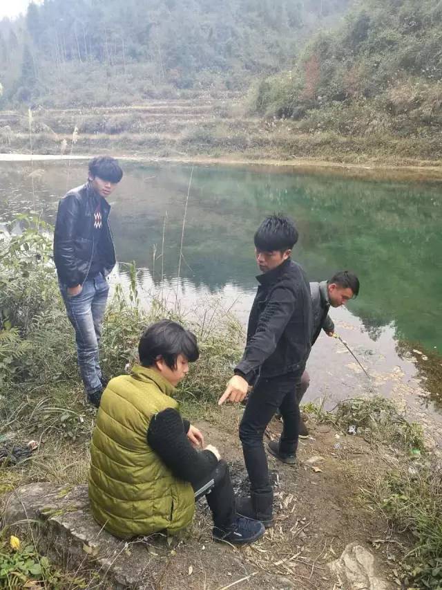 ▲12月31日，刘金和朋友在河边拍段子，他在跟队友讲戏。新京报记者杨静茹 摄